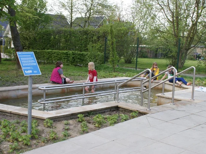 Tretbecken mit Kindern an der Kneipp-Anlage Ledde